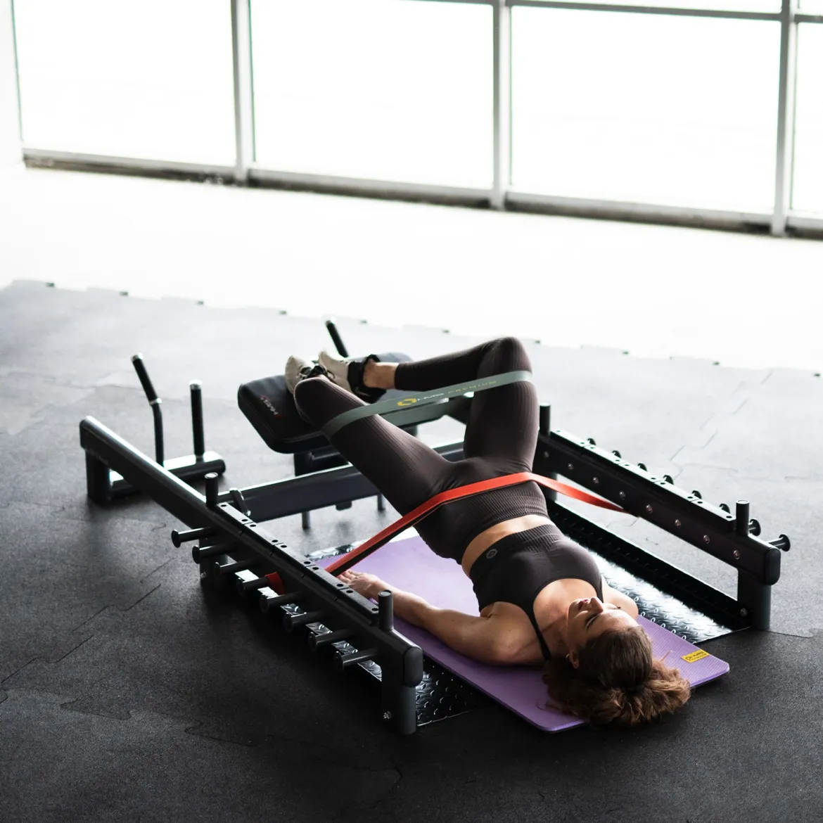 PHT25 PLATFORMA DO ĆWICZEŃ MIĘŚNI POŚLADKÓW HIP THRUST I MARTWEGO CIĄGU COMMERCIAL HMS