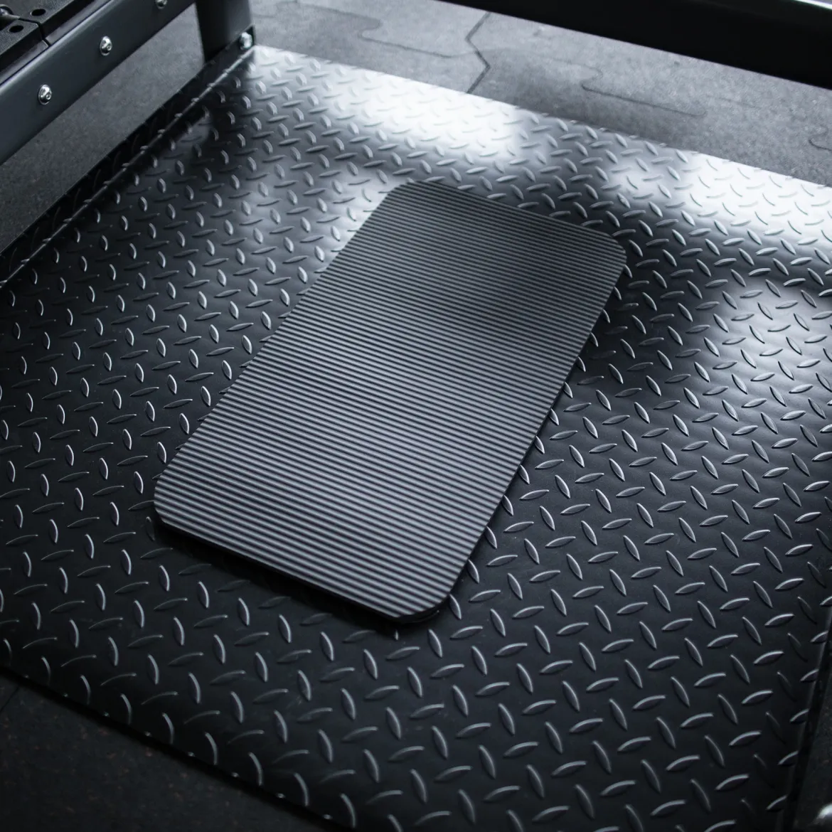 PHT25 PLATFORMA DO ĆWICZEŃ MIĘŚNI POŚLADKÓW HIP THRUST I MARTWEGO CIĄGU COMMERCIAL HMS