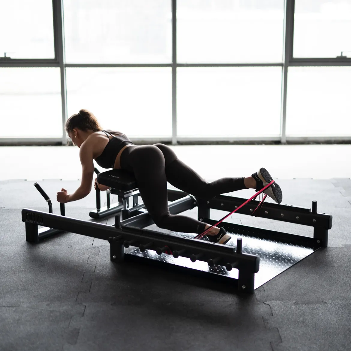 PHT25 PLATFORMA DO ĆWICZEŃ MIĘŚNI POŚLADKÓW HIP THRUST I MARTWEGO CIĄGU COMMERCIAL HMS