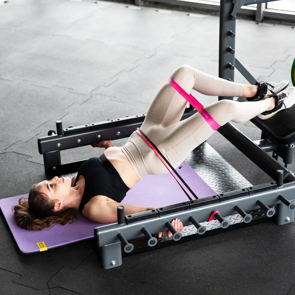 SMP01 STOJAK MULTIFUNKCYJNY Z PLATFORMĄ DO PODNOSZENIA CIĘŻARÓW I HIP THRUST COMMERCIAL HMS