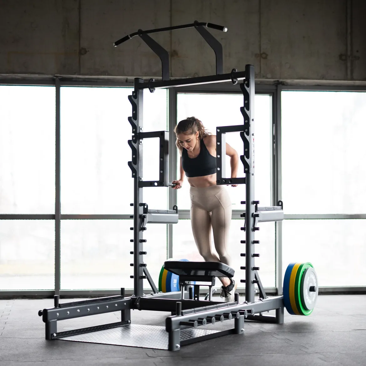 SMP01 STOJAK MULTIFUNKCYJNY Z PLATFORMĄ DO PODNOSZENIA CIĘŻARÓW I HIP THRUST COMMERCIAL HMS